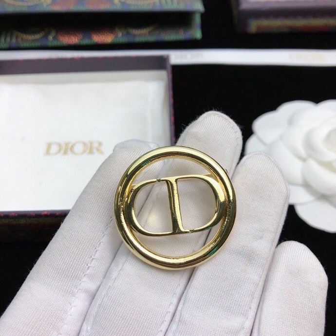 chr1st1an D10r brooches